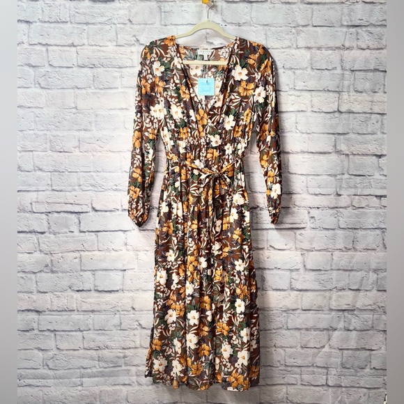 Hayden Dresses & Skirts - Floral 3/4 Sleeve Dress